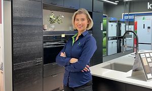 Mig-tid - Cajsa foran Epoq-køkken i Elgiganten