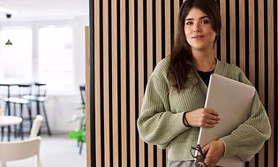 Kvinde på et kontor med en laptop