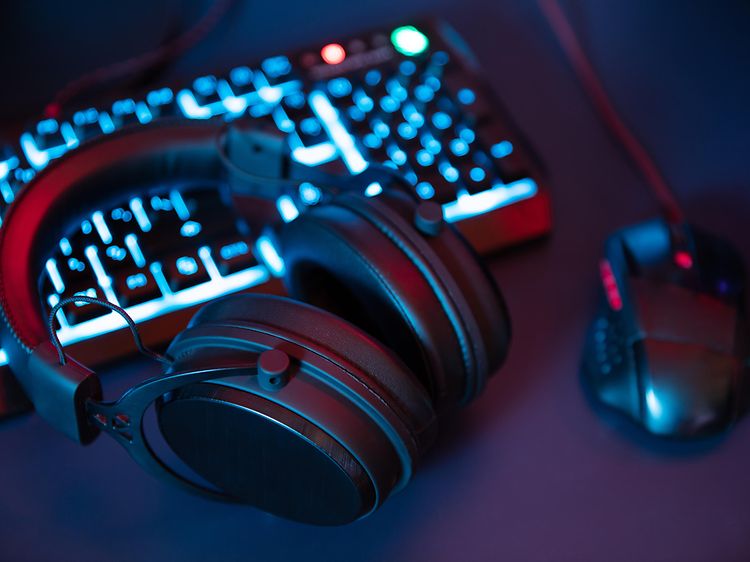 Gaming - Gaming Headset - Billede af et headset foran et tastatur og mus