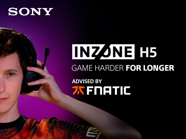 Mand med Sony INZONE H5 trådløse gaming-høretelefoner