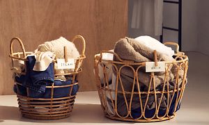 To vasketøjskurve med tøj, der er klar til at blive vasket. En til vask og en til damp