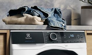 Electrolux PerfectCare teaser - Electrolux vaskemaskine og tøj på toppen, som er klar til at blive vasket