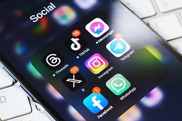 Smartphone med logoer af diverse sociale medier