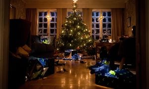 Juletræ med gaver under i en stue