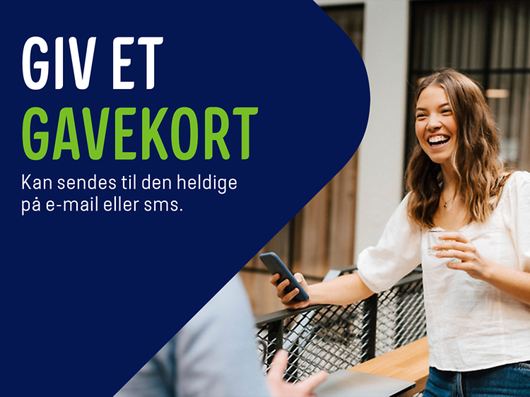 En kvinde med en mobiltelefon og teksten giv et gavekort