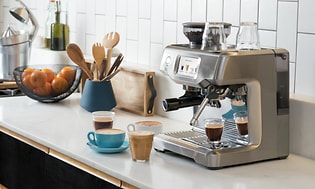 Sage espressomaskine på et køkkenbord