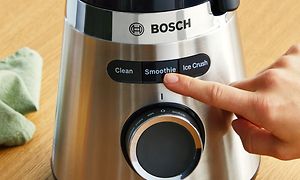 SDA - Bosch - Person der trykker på smoothie-knappen på en blender
