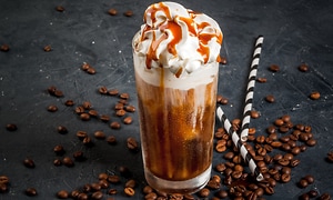 Et højt glas med Frappuccino kaffedrik