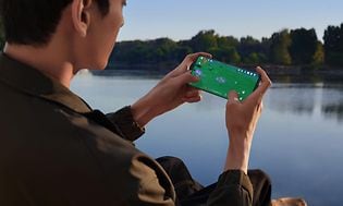 Telecom - OnePlus - OnePlus 12 - En person, der gamer på en OnePlus 12