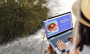 Computing - Window Intel - Kvinde med en laptop på stranden