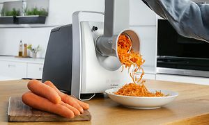Person hakker gulerødder med grøntsagsskærer til Bosch kødhakker