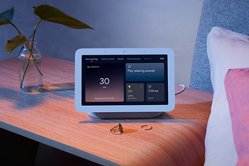 Google Nest Hub på sengebord i soveværelse