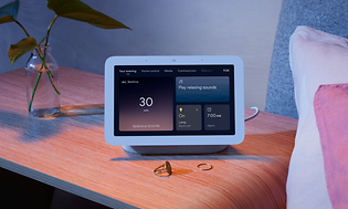 Google Nest Hub på sengebord i soveværelse