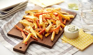 Pomfritter på et bord