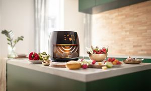 Philips airfryer på et bord i et køkken