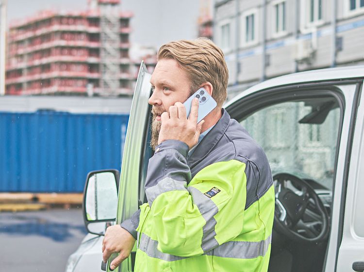 Tough phones - B2B - Mand på en byggeplads snakker i telefon