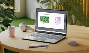Microsoft Surface Laptop Go 3 på et bord med planter omkring
