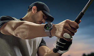 Huawei Watch - på håndleddet til en mand, der spiller golf