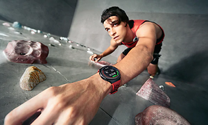 mand iført Huawei Watch mens han klatrer