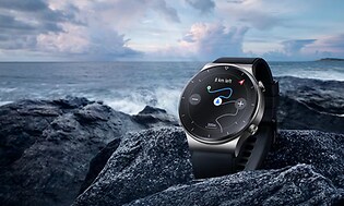 Huawei Watch GT2 på sten ved vandet