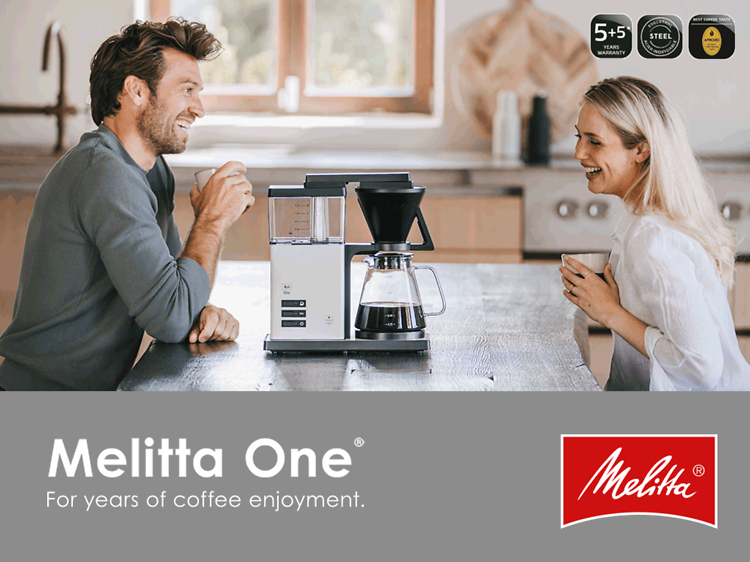 Melitta One kaffemaskine, et par der drikker friskbrygget kaffe og teksten For years of coffee enjoyment