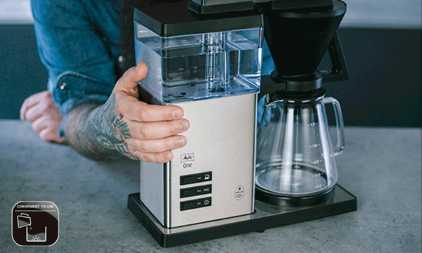 Melitta One kaffemaskine og en mand der holder på den
