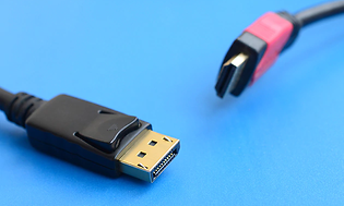 Nærbillede af DisplayPort- og HDMI ledninger