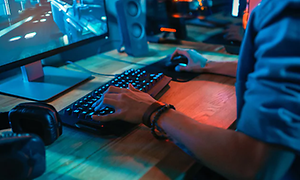 Nærbillede af en man der spiller computer