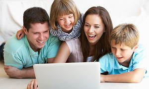 En familie, der ser på en computer