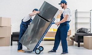 to mænd der leverer et nyt køleskab