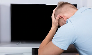 Mand der er frustreret med sit TV