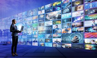 Kvinde der holder en bærbar med en masse streaming videoer
