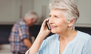 Ældre dame der snakker i telefon