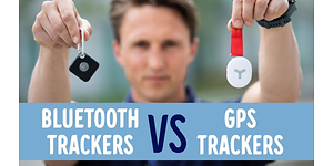 Mand der holder en bluetooth tracker og en GPS tracker