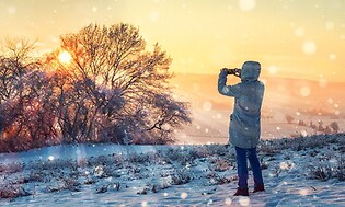 Person der tager et billede af vinterlandskabet
