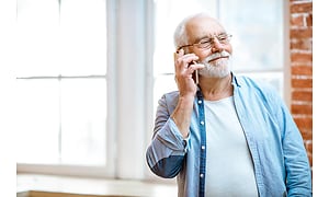 Ældre mand der snakker i telefon