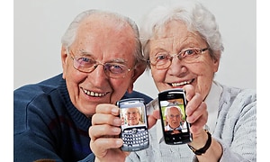 Ældre par med smartphone og billeder af hinanden