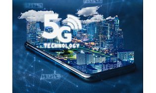 5G network i en interforbundet by portrætteret på toppen af en smarttelefon