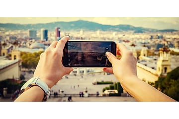 Hænder der tager et billede med sin smartphone på en rejse