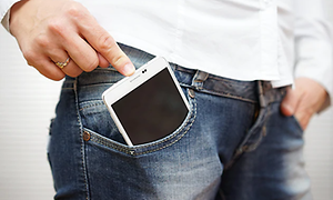Mand der skubber telefon ned i lommen