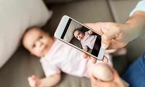Person der tager billede af en baby