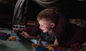 dreng der leger med en tablet