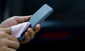 Rensning af en telefon med lyserød klud