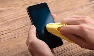 Rensning af en telefon med gul klud