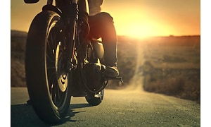 motorcykel i solnedgangen