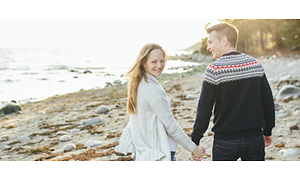 Par der går på en strand