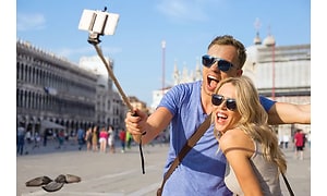Par der tager et billede med en selfie stang