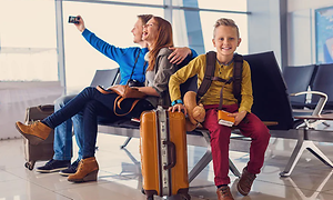 Familie tager selfie i lufthavn