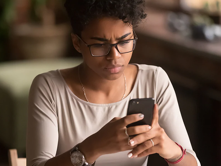 Kvinde der kigger på sin telefon