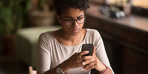 Kvinde der kigger på sin telefon